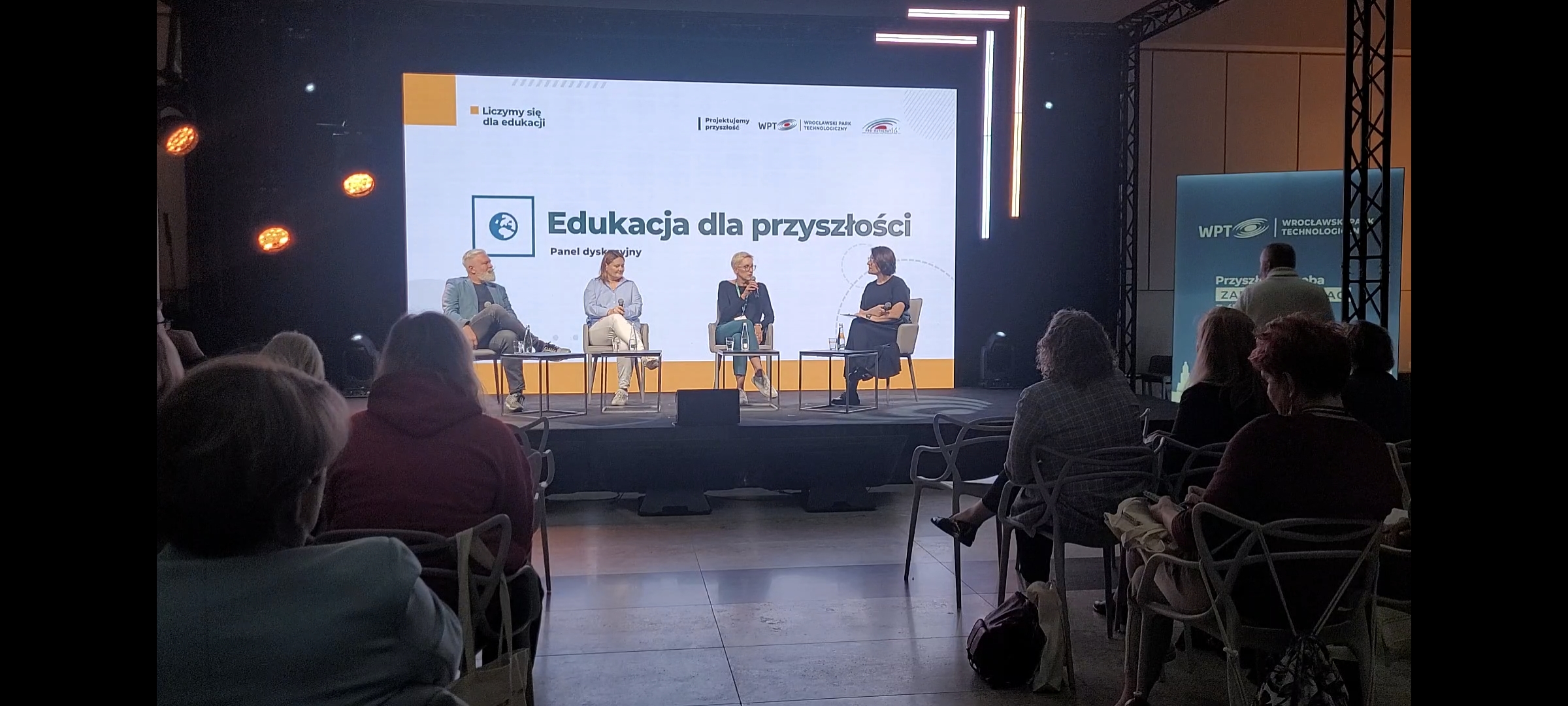 You are currently viewing Relacja z konferencji „Liczymy się dla edukacji”